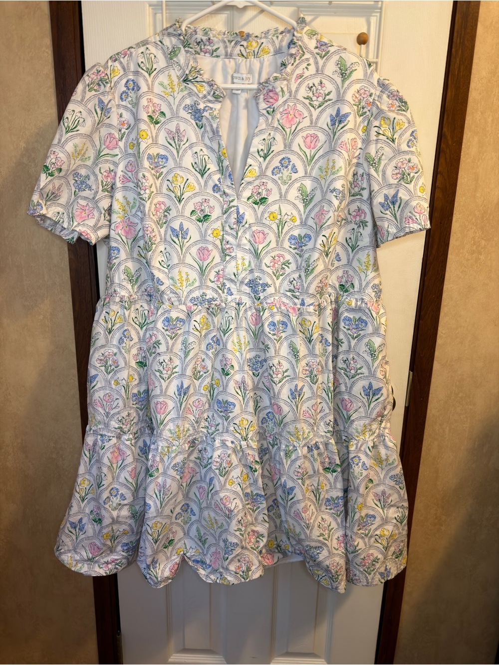 crown & ivy Plus White Floral Tiered Short Dress